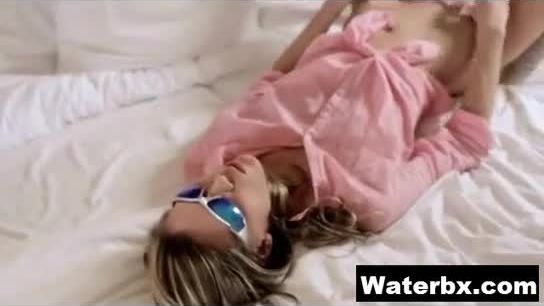Kinky Chick Doing Pee Explicit Makeout