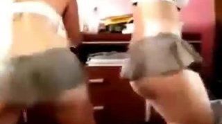 Colegialas Bailando en Minifalda